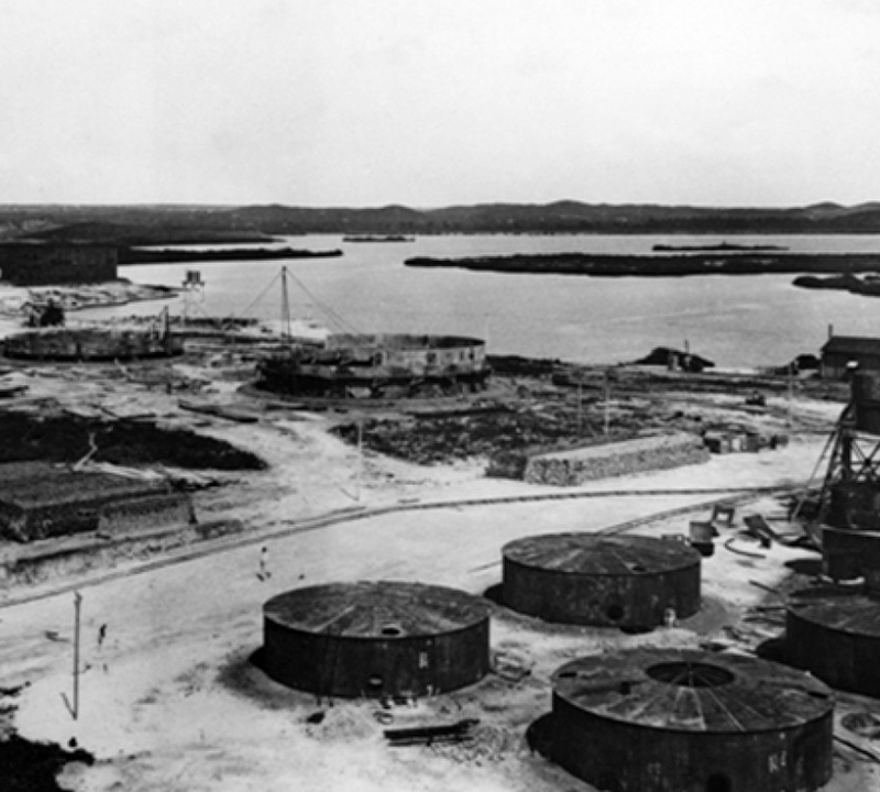 The final construction of the refinery started in 1918 by the end of the First World War. 